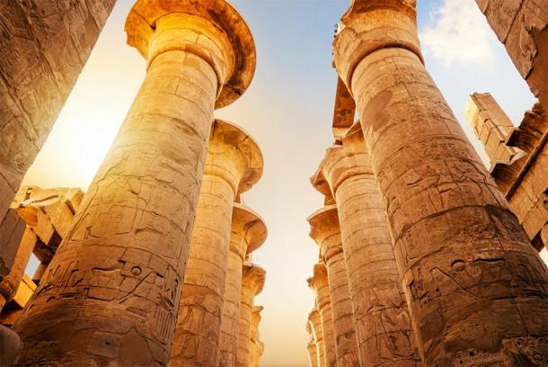 Colonnes anciennes du temple de Louxor en Égypte. (zevana / Adobe stock)