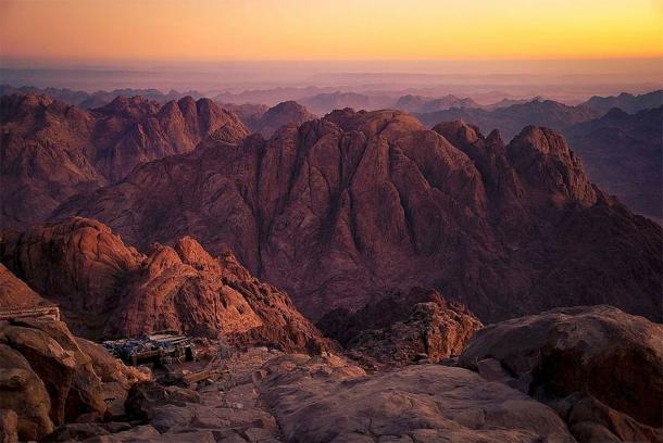 Le Mont Sinaï, au sud de la péninsule du Sinaï. On pense que Moïse a vu le Buisson ardent et qu'il y a reçu la Torah de Yahvé (Mohammed Moussa / CC BY-SA 3.0)