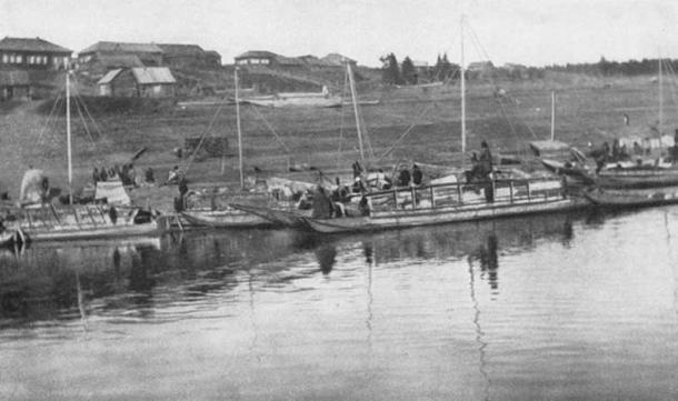 Les bateaux des Yenisei-Ostiaks se préparent à partir de Sumarokova. (Domaine public)