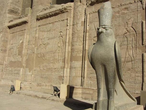 Sculpture en pierre d'Horus en Égypte.