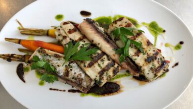 Maquereau grillé avec carottes arc-en-ciel rôties, olives noires et yuzu