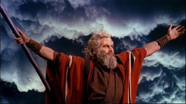 Charlton Heston dans le rôle de Moïse dans 
