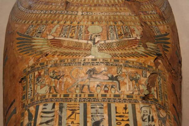 La déesse du ciel Nut aux ailes déployées, représentée sur un cercueil de momie égyptienne. (Jonathunder / Domaine public)