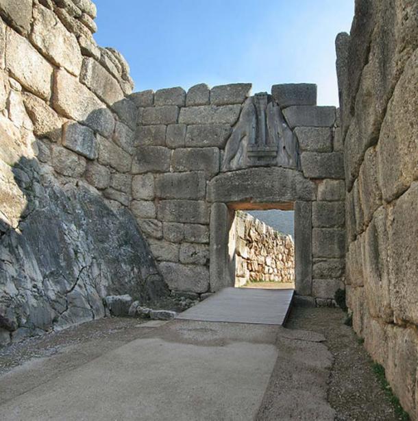 Maintenant seulement des ruines - La porte du lion de l'âge de bronze à Mycènes.
