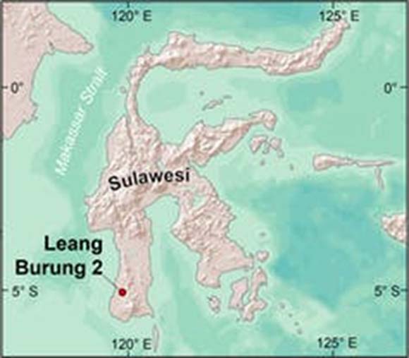 Sulawesi, montrant l'emplacement de l'abri sous roche Leang Burung 2. ESRI (carte de droite), auteur fourni
