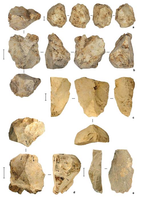 Des artefacts en pierre provenant des dépôts profonds de Leang Burung 2, datant d'au moins 50 000 ans. M W Moore, auteur, a fourni
