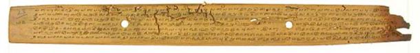 Une page d'un manuscrit sur feuille de palmier conservé à la bibliothèque U.V. Swaminatha Iyer à Chennai, Tamil Nadu, Inde. Elle contient le Ciṟupañcamūlam, une œuvre de la littérature tamoule de la fin de la période classique. (CC BY SA 3.0)
