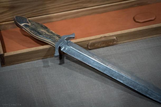 Une épée de Damas moderne par Nylund Knives, Finlande.