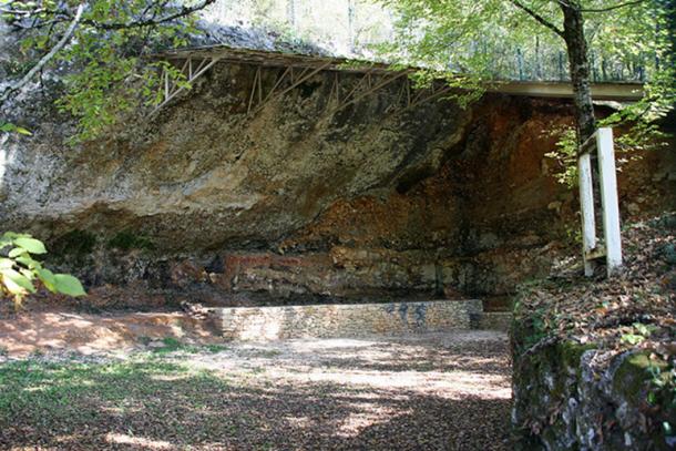 Le grand abri sous roche de La Ferrassie, Savignac-de-Miremont, Dordogne, France. Ce site a été occupé par les Néandertaliens, près de 35 000 ans avant notre ère. (Sémhur/CC BY SA 4.0)