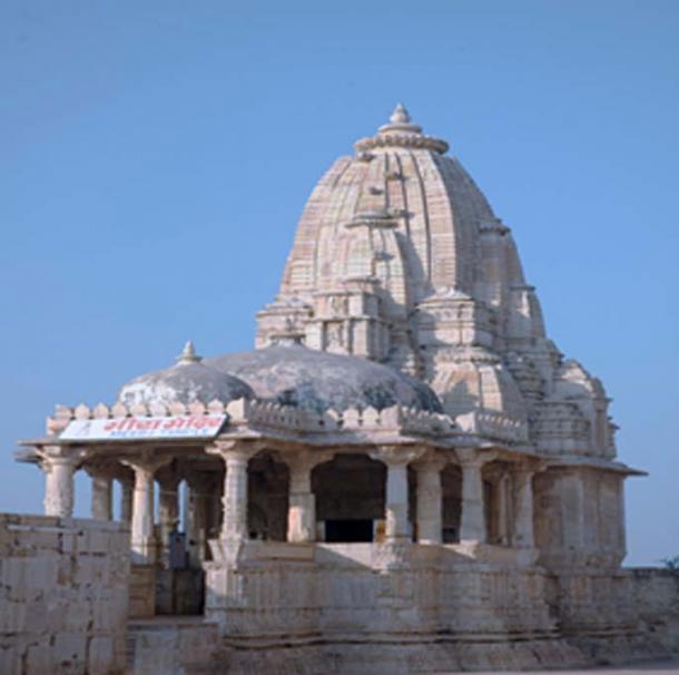 Un temple en forme de lingam typique de l'Inde