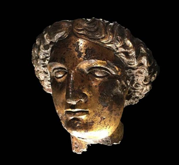 Tête en bronze doré provenant de la statue culte de Sulis Minerva du temple de Bath. (Hchc2009/CC BY-SA 4.0)