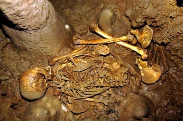 Squelette d'un des hommes découverts dans la grotte espagnole
