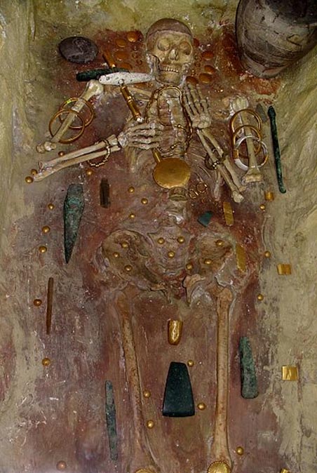 Une tombe de la nécropole de Varna en Bulgarie (vers 4600 av. J.-C.) contient les plus anciens bijoux en or découverts à ce jour dans le monde.