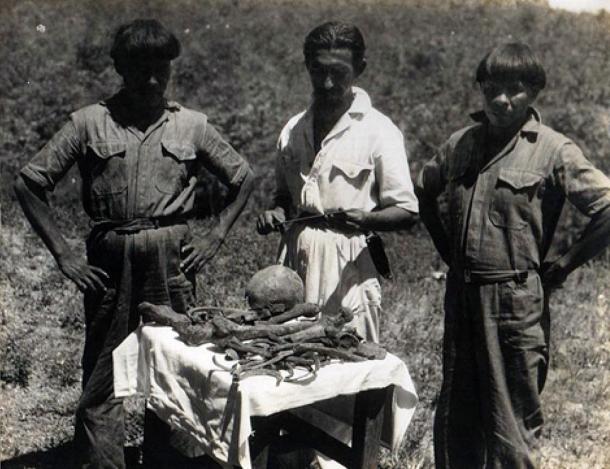 Orlando Villas Boas avec deux Indiens Kalapalo avec les supposés os du colonel Fawcett. 1952