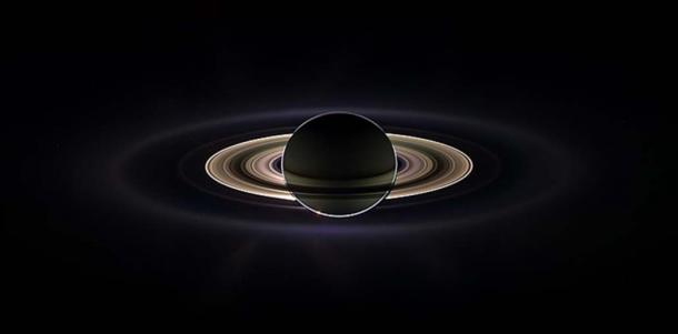 Saturne éclipsant le soleil, vue de derrière depuis l'orbiteur Cassini. L'image est un composite assemblé à partir d'images prises par l'engin spatial Cassini le 15 septembre 2006. (Domaine public)