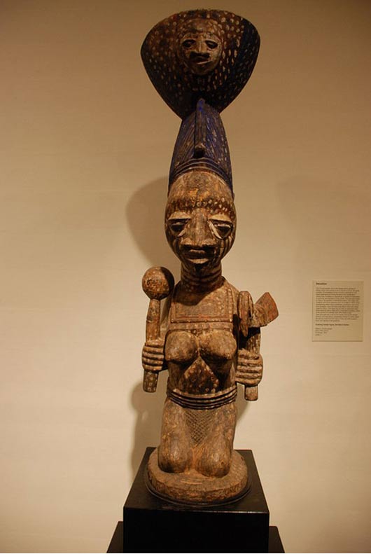 Figure féminine agenouillée, adepte d'Oshun. 