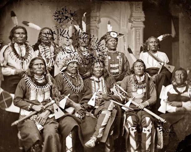 Groupe de chefs amérindiens en 1865. Selon l'étude, les Indiens d'Amérique du Nord et du Sud se sont séparés il y a 14 000 à 17 000 ans.