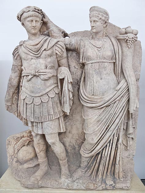 Nero et Agrippina. Agrippine couronne son jeune fils Néron d'une couronne de laurier. Elle porte une corne d'abondance, symbole de la fortune et de l'abondance, et lui porte l'armure et la cape d'un commandant romain, avec un casque au sol à ses pieds. La scène fait référence à l'accession de Néron à l'empereur en 54 après J.-C. et se situe avant 59 après J.-C., lorsque Néron a fait assassiner Agrippine. Musée à Aphrodisias, dans l'actuelle Turquie. (Carlos Delgado/CC BY SA 3.0)