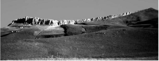 Un massif géologique à deux pics sur le site du mouillage du navire de Noé. Il s'agit d'une falaise extrêmement visible et impressionnante, qui apparaît comme un mur s'élevant jusqu'au ciel lorsqu'on se tient en dessous. (Image : David Allen Deal).