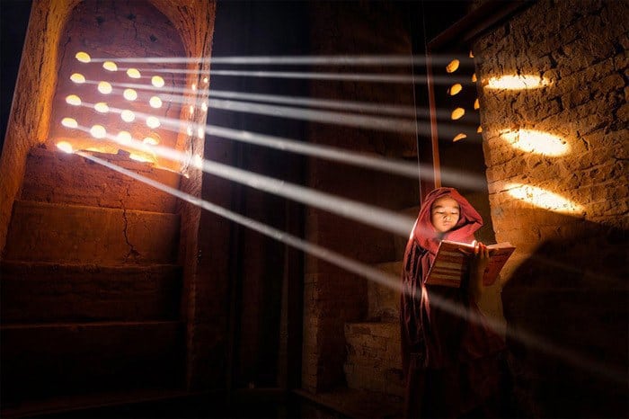 21 novices trouvent un peu de lumière pour lire - Bagan Myanmar