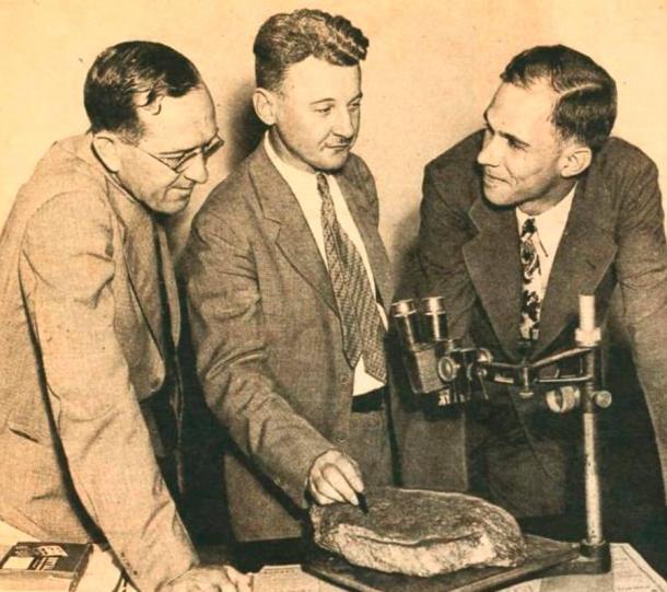 Haywood Pearce, Jr. avec ses collègues d'Emory, James G. Lester, à gauche, et Ben W. Gibson ont mis la pierre sous le microscope.