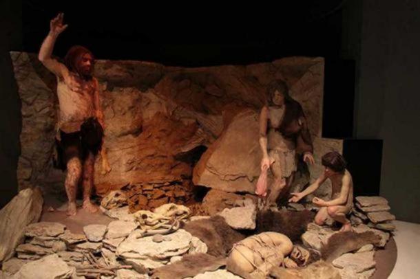 Reconstitution de Néandertaliens enterrant un individu dans une grotte. Musée national d'histoire naturelle, Washington DC, États-Unis. 