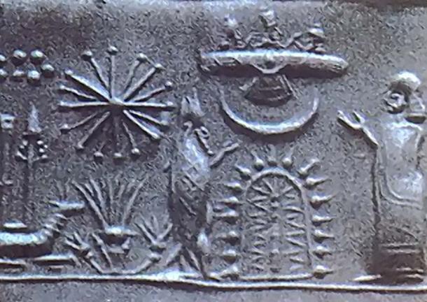 Sceau du 1er millénaire montrant un adorateur et un sage poissonneux devant un arbre stylisé avec un croissant de lune et un disque ailé au-dessus. Derrière ce groupe se trouve une autre forme de plante avec une étoile rayonnante et l'amas d'étoiles (amas des Pléiades) au-dessus. 