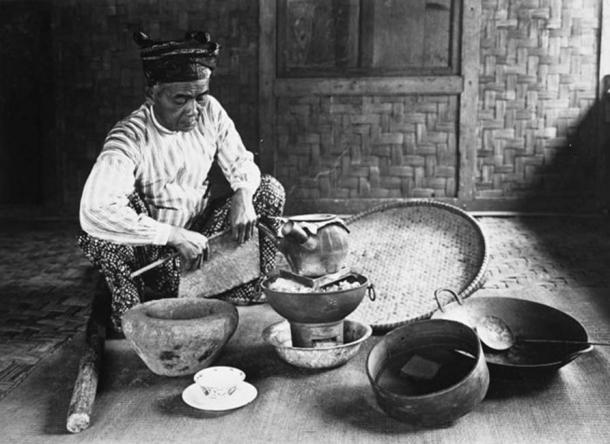 Un dukun (chaman malais) préparant la médecine traditionnelle (période coloniale néerlandaise, 1910-1940). (Tropenmuseum/CC BY SA 3.0)