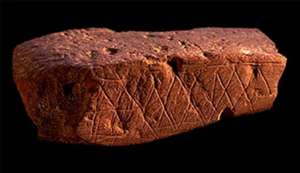 Les gravures géométriques de la grotte de Blombos sur ocre sont estimées à 70 000 ans. 