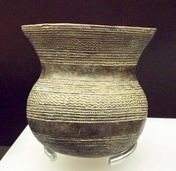 Vase en faïence préhistorique, faisant partie d'un groupe de poteries à gobelet datant du début de l'âge du bronze (Europe 1970 et 1470 av. J.-C.) 