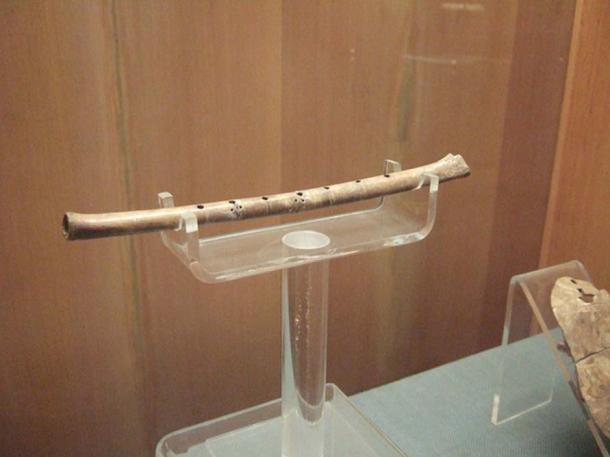 Flûte en os Gudi du néolithique trouvée à Jiahu, exposée au musée du Henan 
