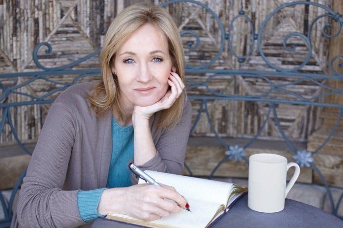 Les individus qui réussissent sont pauvres à un âge avancé - JK Rowling