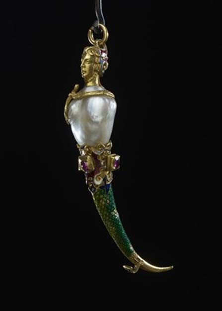 Un cure-dent de luxe avec des éléments en rubis, en perle et en or.