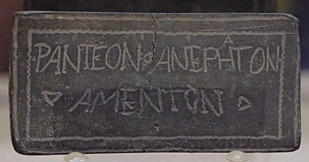 Defixio tabella (tablette de malédiction) opisthographique avec des signes magiques sur une face et une inscription latine/grecque de signification douteuse sur l'autre face. Origine inconnue. (Domaine public)