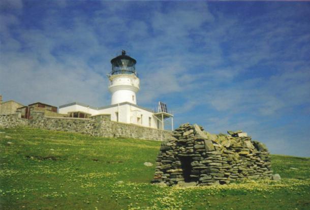 Les ruines de l'église St. Flannan en bas de la pente du célèbre phare d'Eilean Mor, en Écosse.