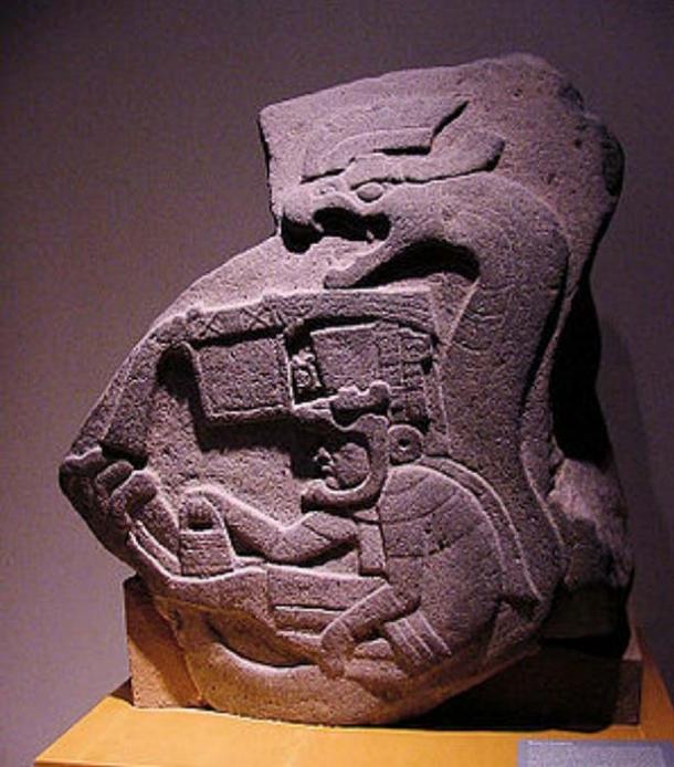 Le demi-dieu androgyne Quetzalcoatl, descendant de l'Ometeotl androgyne, porte un sac d'homme sur le site olmèque de La Venta 1800 avant J.-C. (auteur fourni)