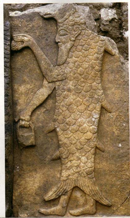 Oannes, divinité androgyne babylonienne du poisson-homme, portant le mystérieux 