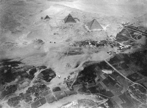 Photo aérienne des pyramides de Guizeh prise depuis le ballon d'Eduard Spelterini le 21 novembre 1904. (Domaine public)