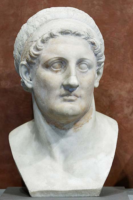 Buste de Ptolémée Ier Soter, roi d'Égypte (305 av. J.-C. - 282 av. J.-C.) et fondateur de la dynastie ptolémaïque. L'identification est basée sur des effigies de pièces de monnaie. Partiellement restauré par Augustin Pajou. (Domaine public)