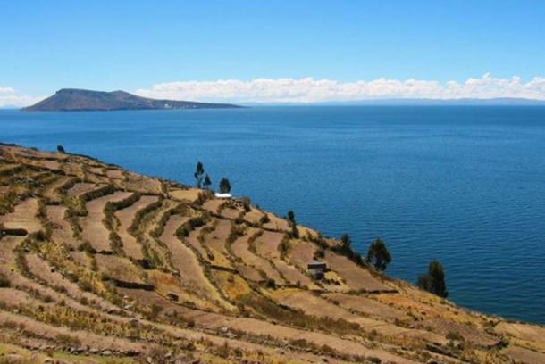 Amantaní (au loin) vue de Taquile (au premier plan) sur le lac Titicaca, au Pérou.