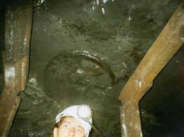 Un mineur sous une empreinte de roue dans la mine. (Auteur fourni)SMXL
