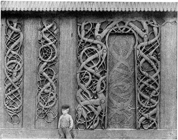 Sculptures de serpent ornant le portail de l'église (aimable autorisation de la Direction norvégienne du patrimoine culturel)