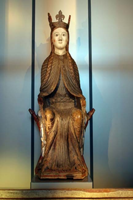 Statue médiévale (datée d'environ 1200) Trouvée dans l'église en douelle d'Urnes, Luster, Norvège occidentale, qui pourrait être St Sunniva. 