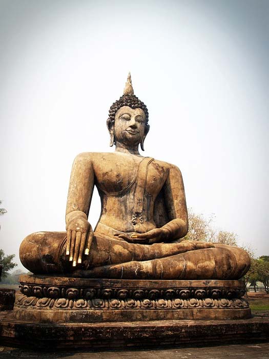 Statue de Bouddha dans la position bien connue du lotus.