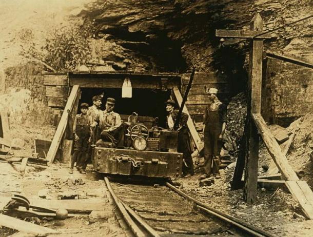 Travailleurs à l'entrée d'une mine de charbon du W. Va. 