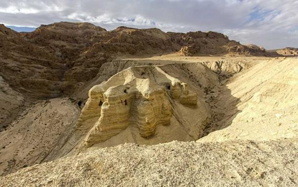 Les manuscrits ont été trouvés dans des grottes sur la rive nord-ouest de la mer Morte, situées à Khirbet Qumran dans ce qui était alors la Palestine sous mandat britannique - aujourd'hui connue sous le nom de Cisjordanie.