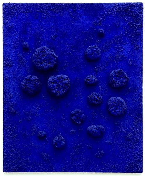 Peinture sur toile sur contreplaqué. L'accord bleu (RE 10), 1960, œuvre mixte d'Yves Klein (1928-1962). Pigment IKB sur toile et éponges. (CC BY-SA 3.0)