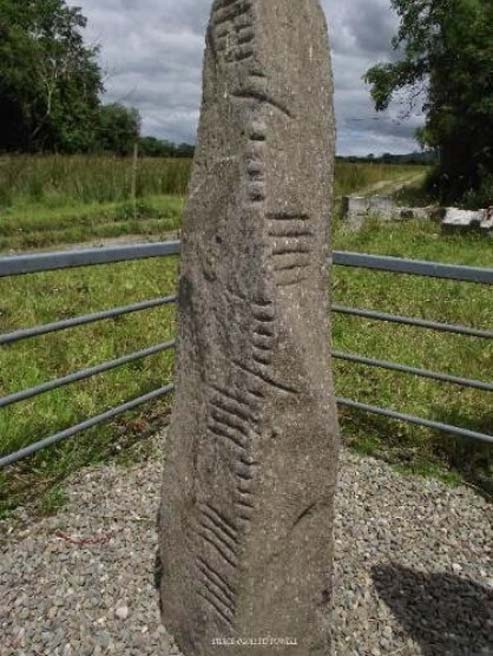 Ogham en Irlande - Crédit : MegalithicMonumentsOfIreland (auteur fourni)