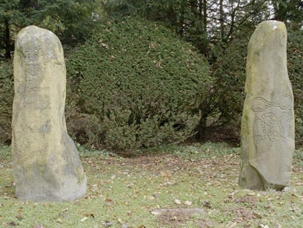 Pierre de l'Ogham et pierre symbole picte, Aberdeenshire, Écosse. (Klingon/Le portail mégalithique)