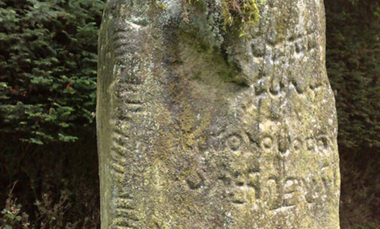 Close-up of the undeciphered writing on the Newton Stone. (Deriv.)